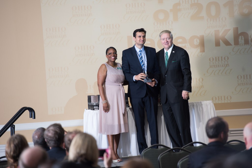 Dr. Laeeq Khan receiving a faculty award at the Ohio University Newsmakers Gala